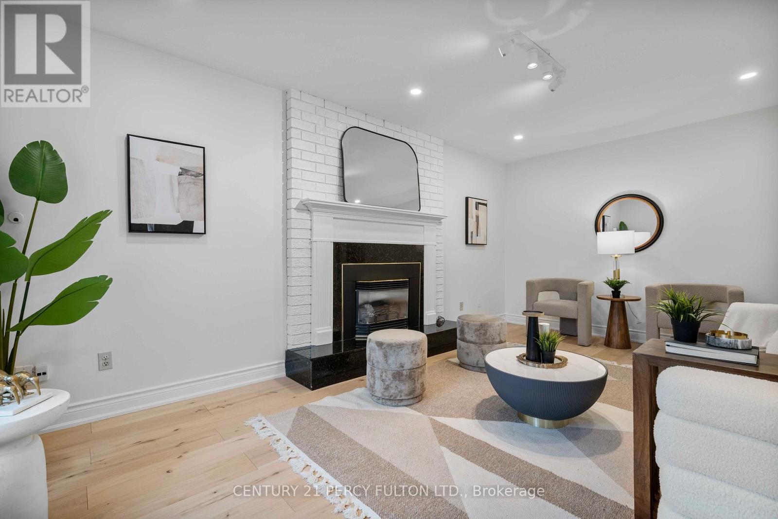5393 Glen Erin Drive, Mississauga, ON - Indoor Photo Showing Living Room With Fireplace