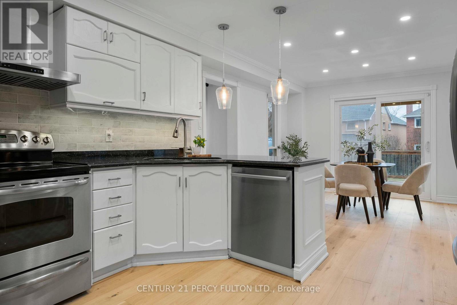5393 Glen Erin Drive, Mississauga, ON - Indoor Photo Showing Kitchen With Upgraded Kitchen