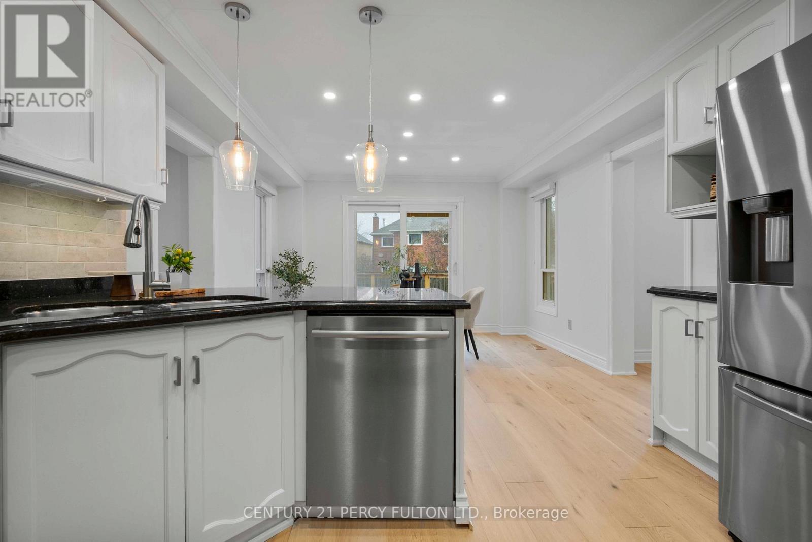 5393 Glen Erin Drive, Mississauga, ON - Indoor Photo Showing Kitchen With Double Sink With Upgraded Kitchen