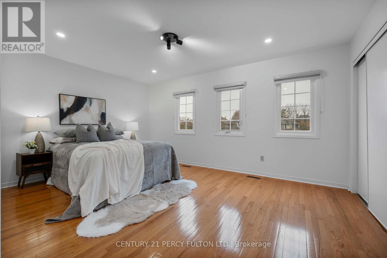 5393 Glen Erin Drive, Mississauga, ON - Indoor Photo Showing Bedroom