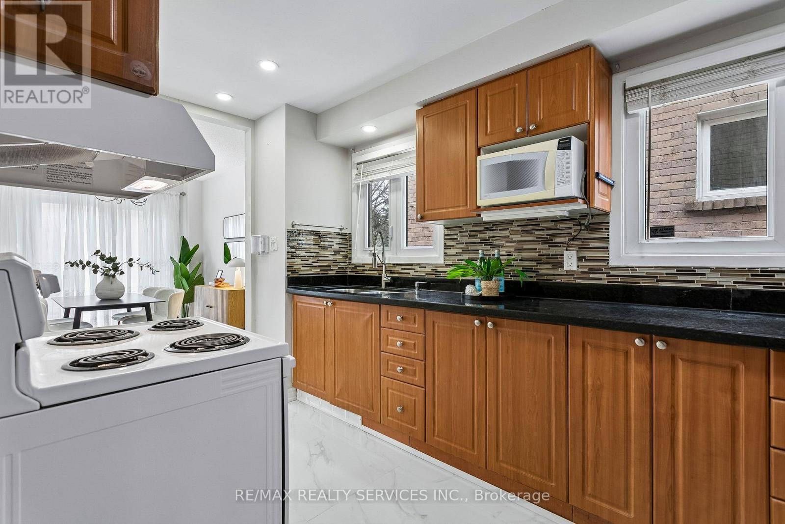 4291 Beacon Lane, Mississauga, ON - Indoor Photo Showing Kitchen With Double Sink