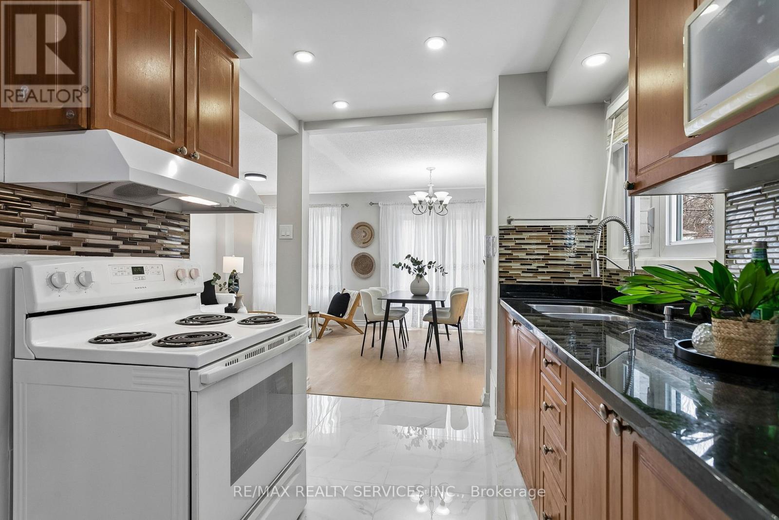 4291 Beacon Lane, Mississauga, ON - Indoor Photo Showing Kitchen With Double Sink