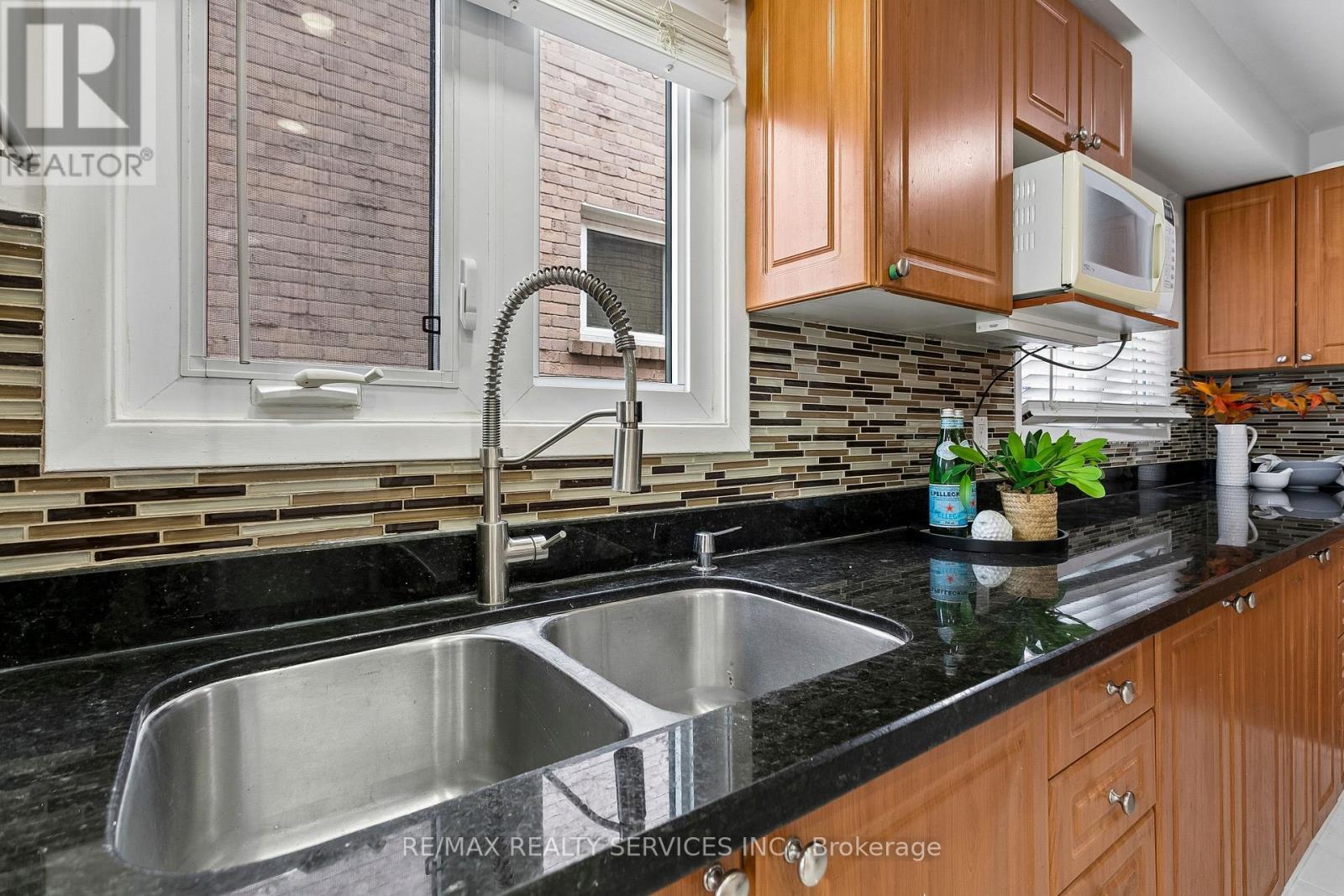 4291 Beacon Lane, Mississauga, ON - Indoor Photo Showing Kitchen With Double Sink