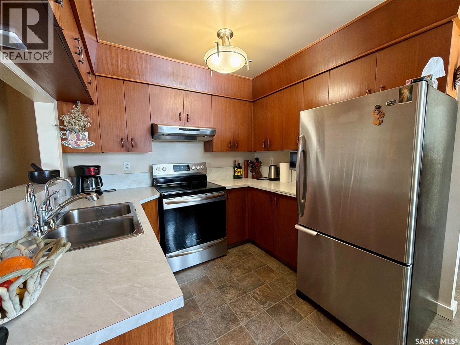 518 Upland Drive, Regina, SK - Indoor Photo Showing Kitchen With Double Sink
