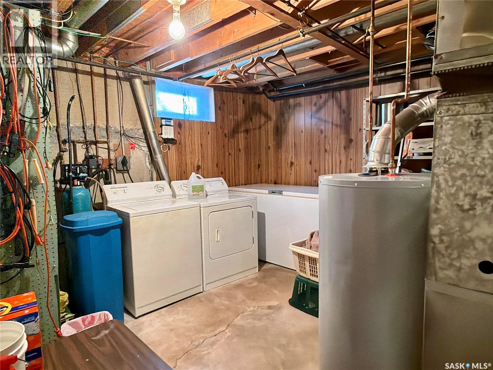 518 Upland Drive, Regina, SK - Indoor Photo Showing Laundry Room