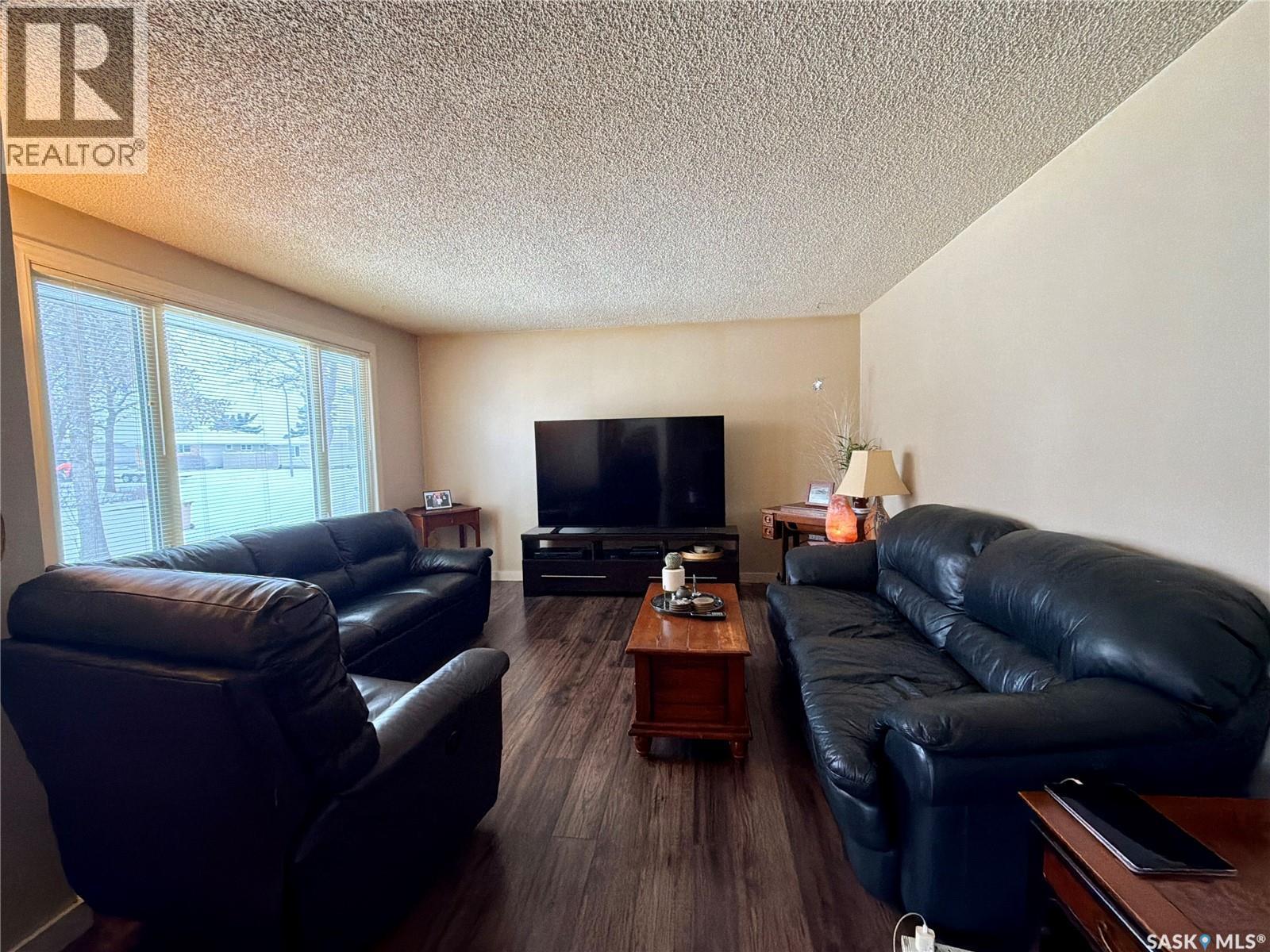 518 Upland Drive, Regina, SK - Indoor Photo Showing Living Room