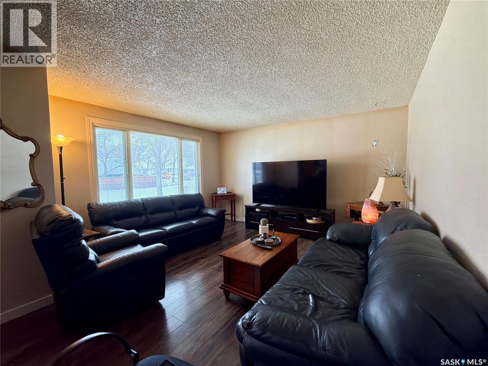 518 Upland Drive, Regina, SK - Indoor Photo Showing Living Room