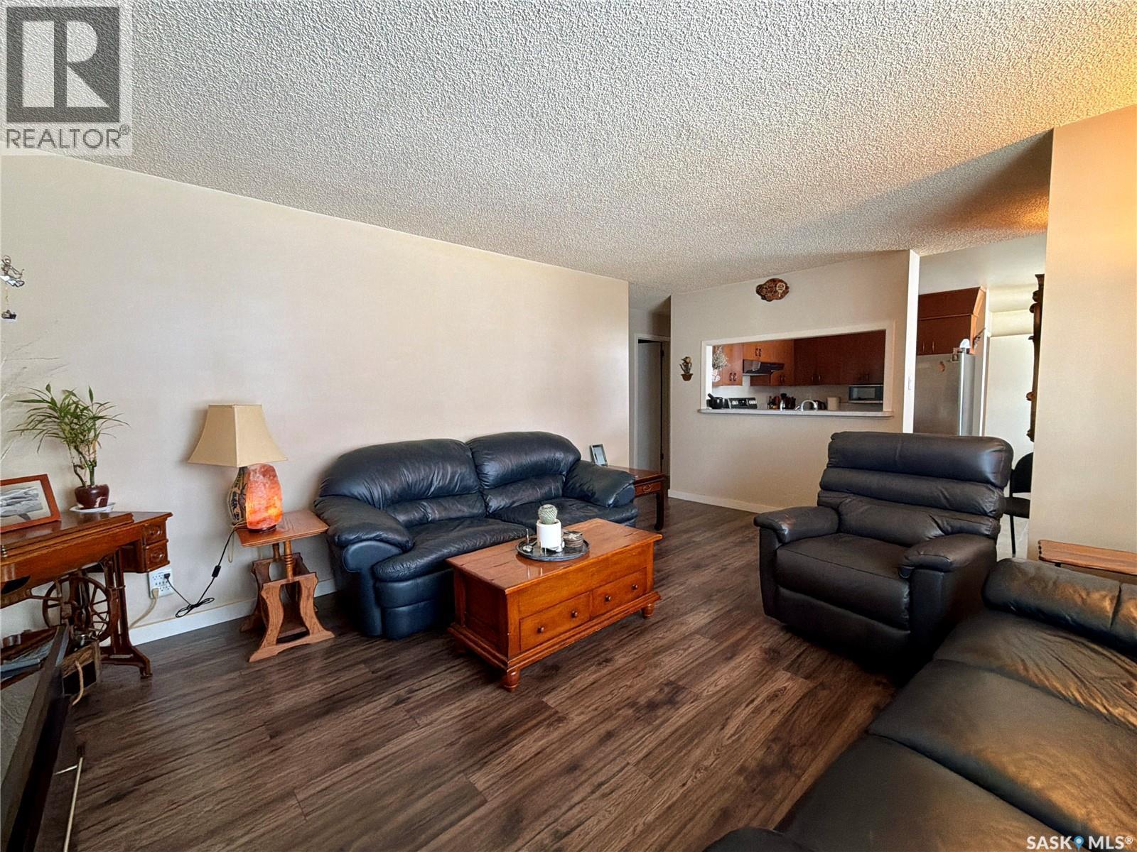 518 Upland Drive, Regina, SK - Indoor Photo Showing Living Room