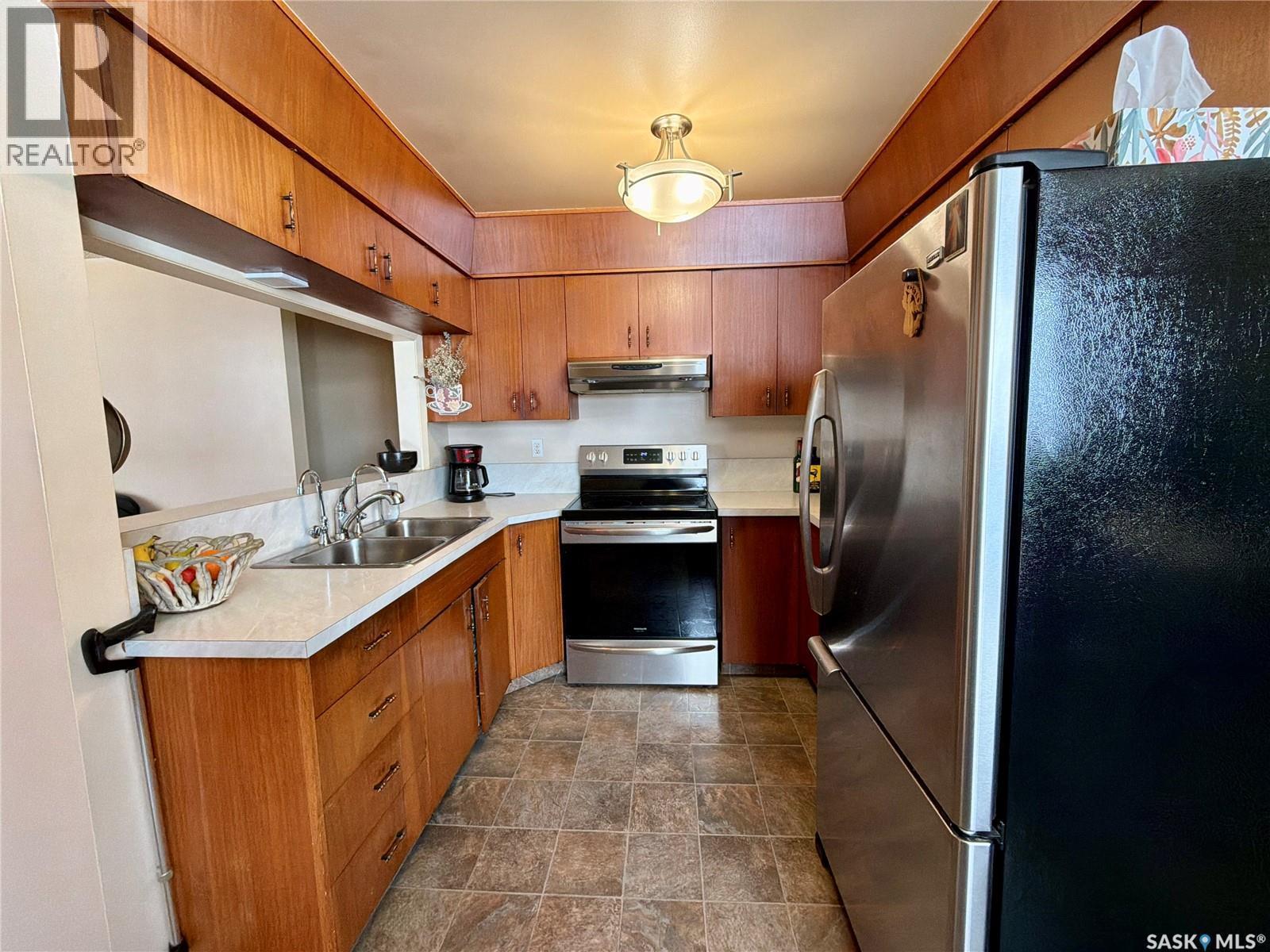 518 Upland Drive, Regina, SK - Indoor Photo Showing Kitchen With Double Sink