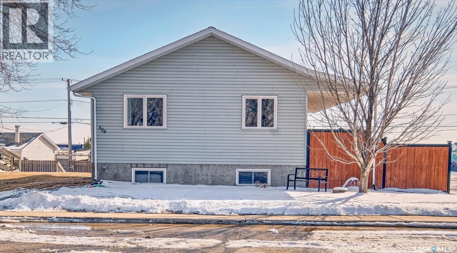 304 2Nd Avenue E, Biggar, SK - Outdoor