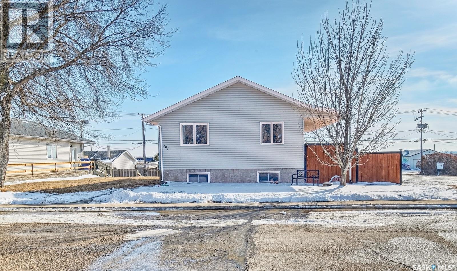 304 2Nd Avenue E, Biggar, SK - Outdoor