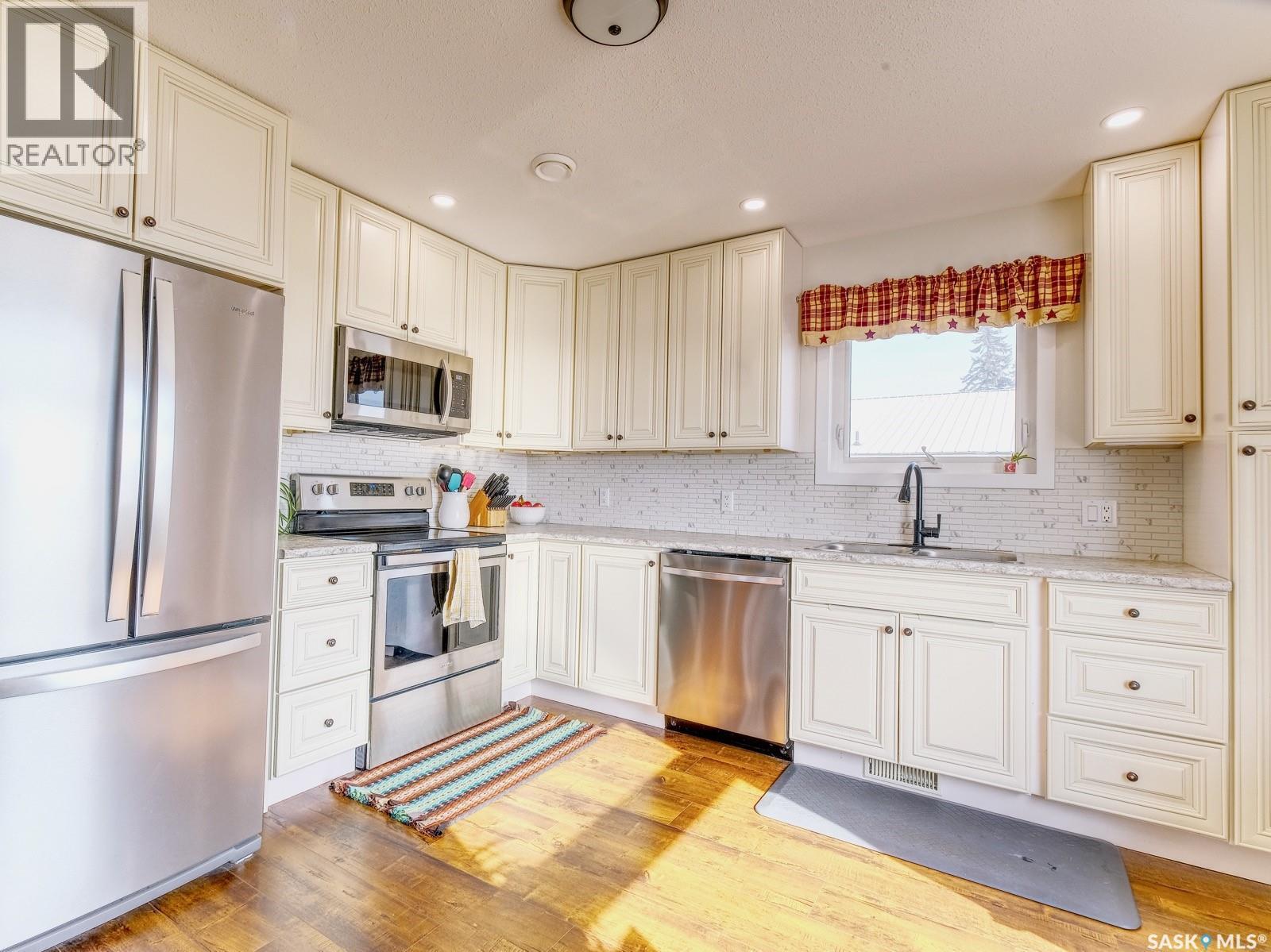 304 2Nd Avenue E, Biggar, SK - Indoor Photo Showing Kitchen With Stainless Steel Kitchen