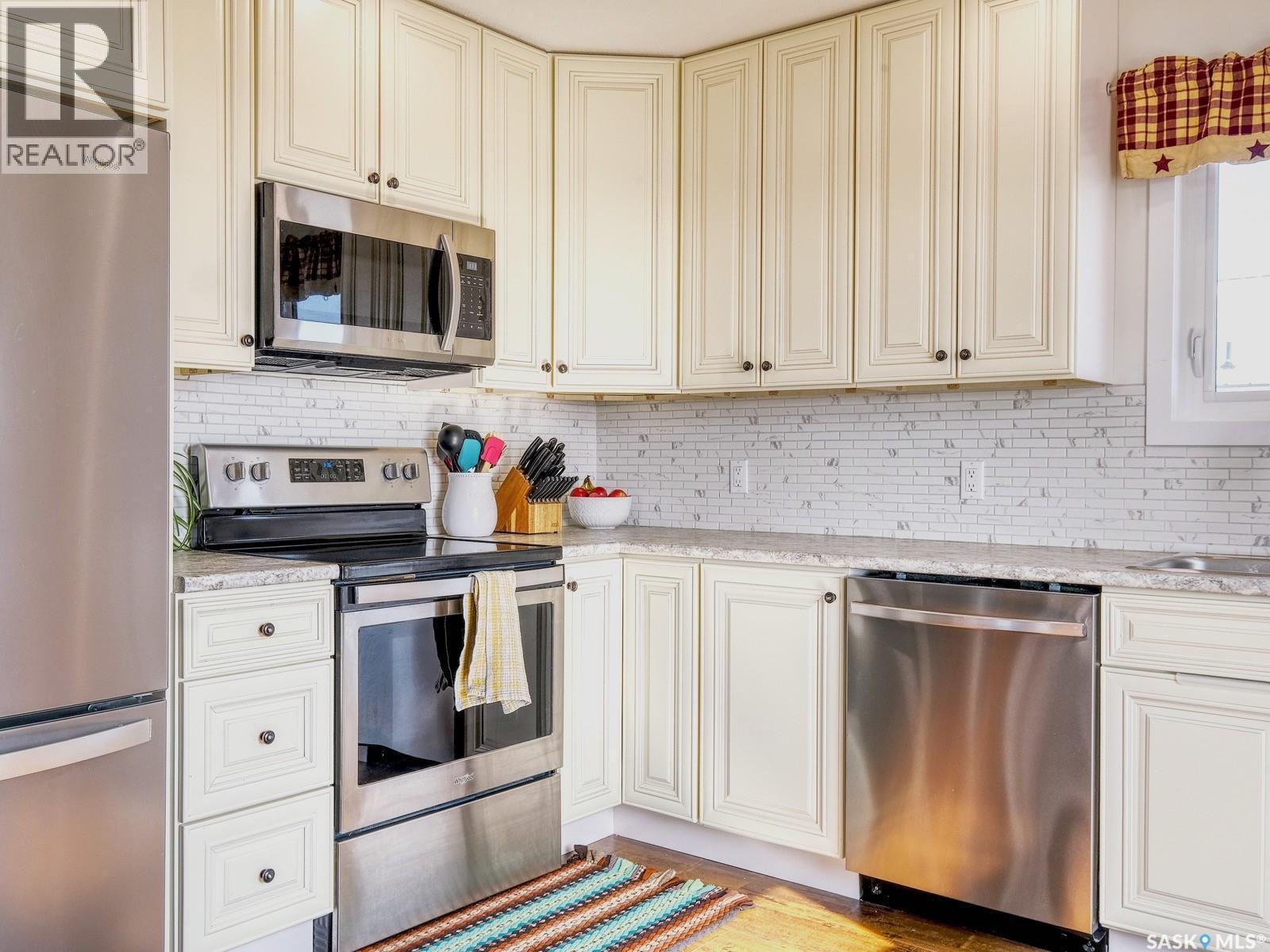 304 2Nd Avenue E, Biggar, SK - Indoor Photo Showing Kitchen With Stainless Steel Kitchen With Upgraded Kitchen