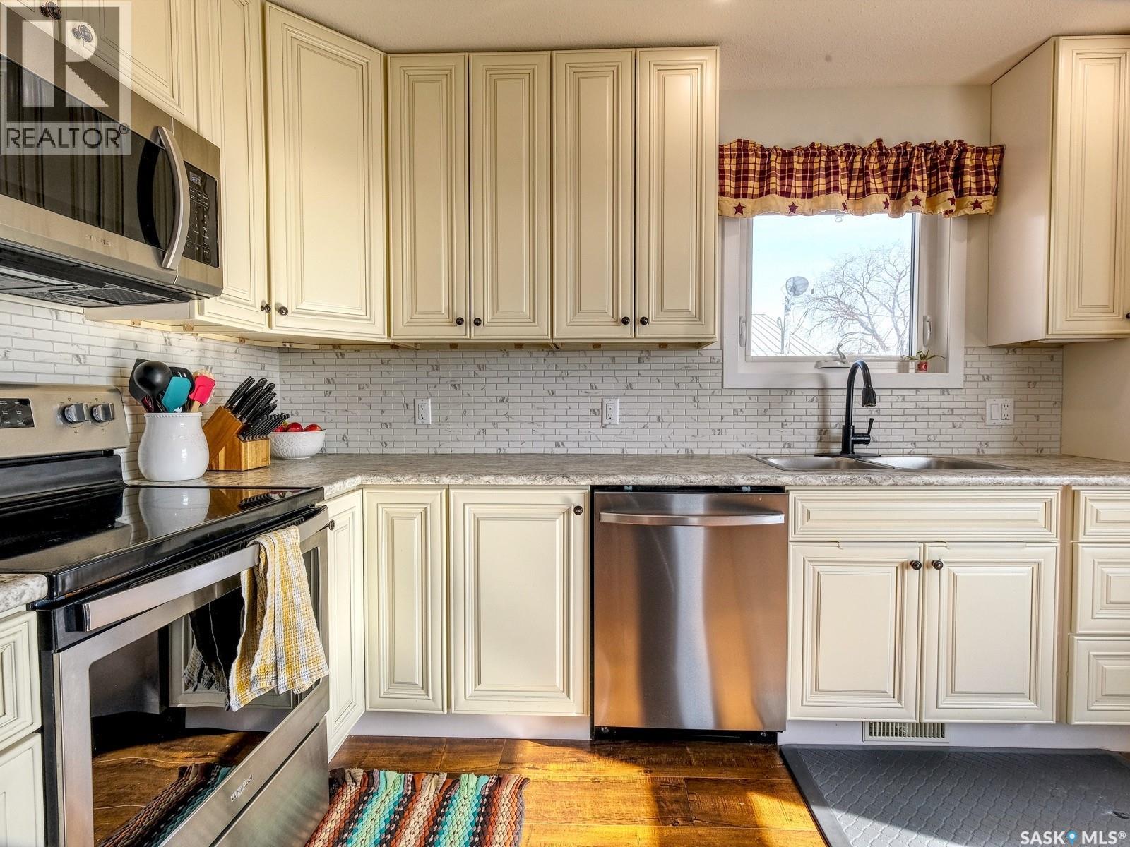 304 2Nd Avenue E, Biggar, SK - Indoor Photo Showing Kitchen With Stainless Steel Kitchen