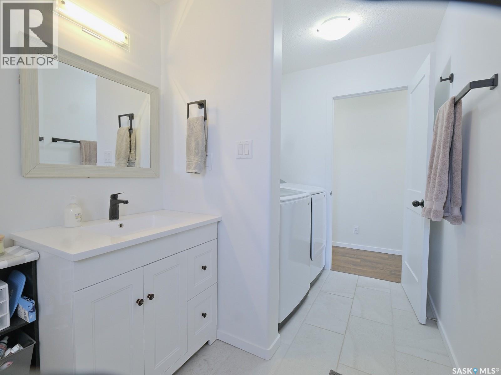 304 2Nd Avenue E, Biggar, SK - Indoor Photo Showing Bathroom