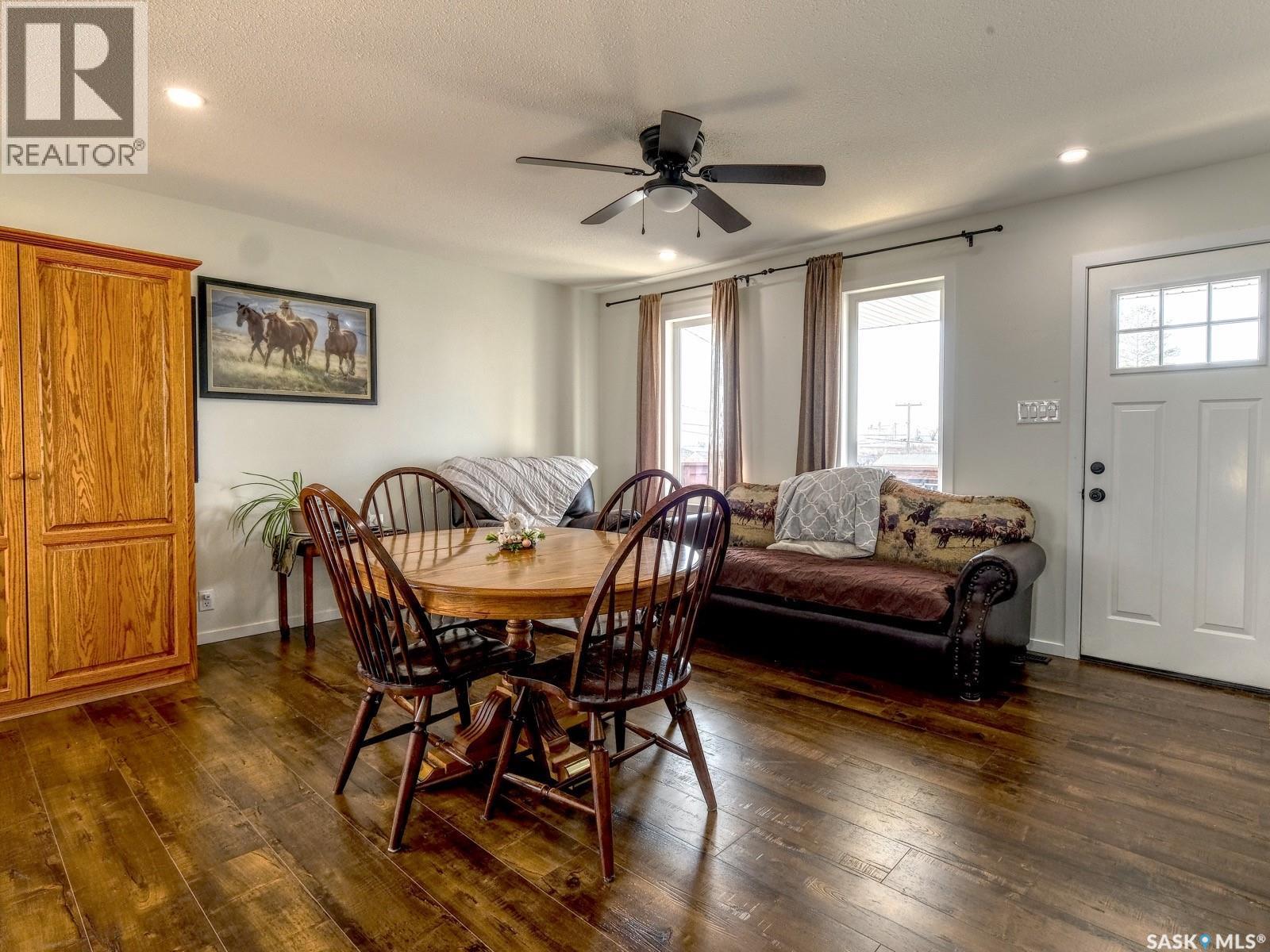 304 2Nd Avenue E, Biggar, SK - Indoor