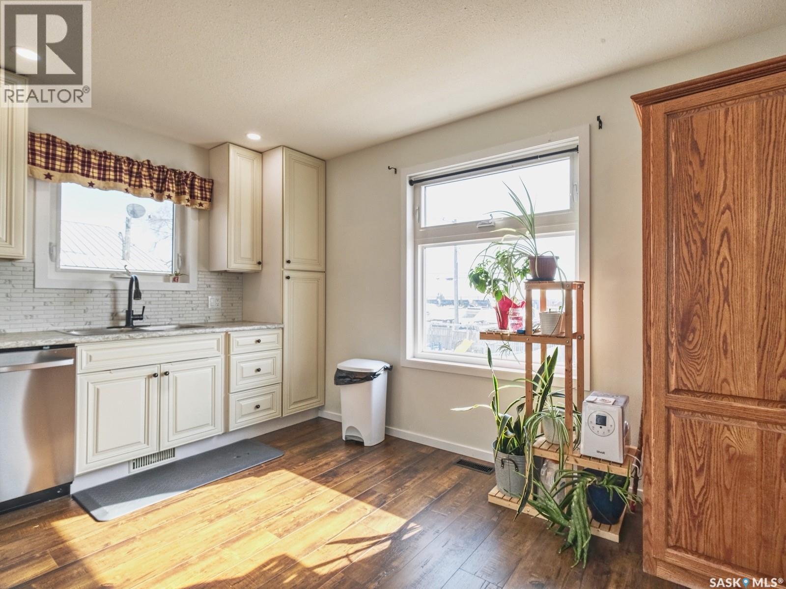 304 2Nd Avenue E, Biggar, SK - Indoor Photo Showing Kitchen