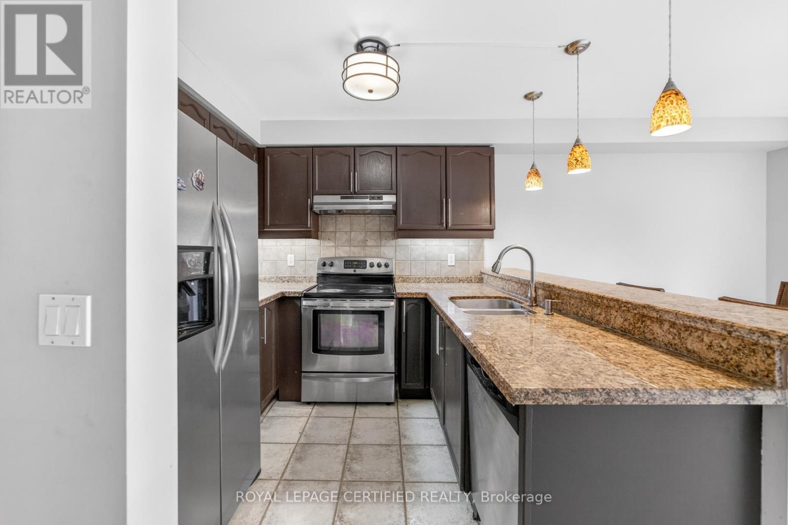 876 Scollard Court, Mississauga, ON - Indoor Photo Showing Kitchen With Stainless Steel Kitchen With Double Sink With Upgraded Kitchen