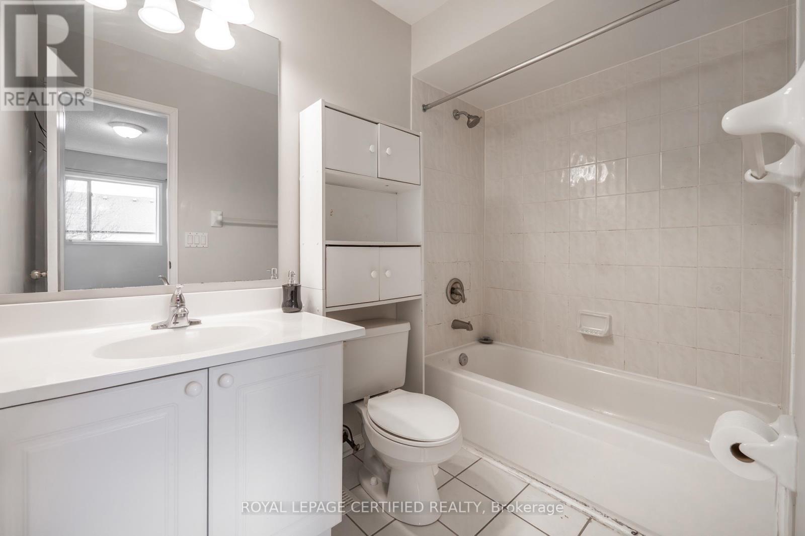 876 Scollard Court, Mississauga, ON - Indoor Photo Showing Bathroom