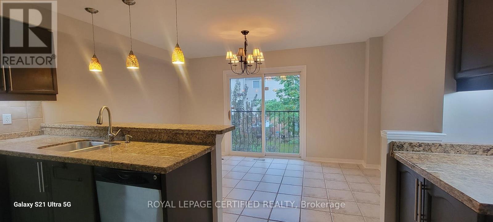 876 Scollard Court, Mississauga, ON - Indoor Photo Showing Kitchen With Double Sink