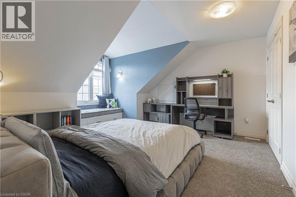 Carpeted bedroom with vaulted ceiling and baseboards - 2719 Torrey Pines Way, London, ON - Indoor Photo Showing Bedroom