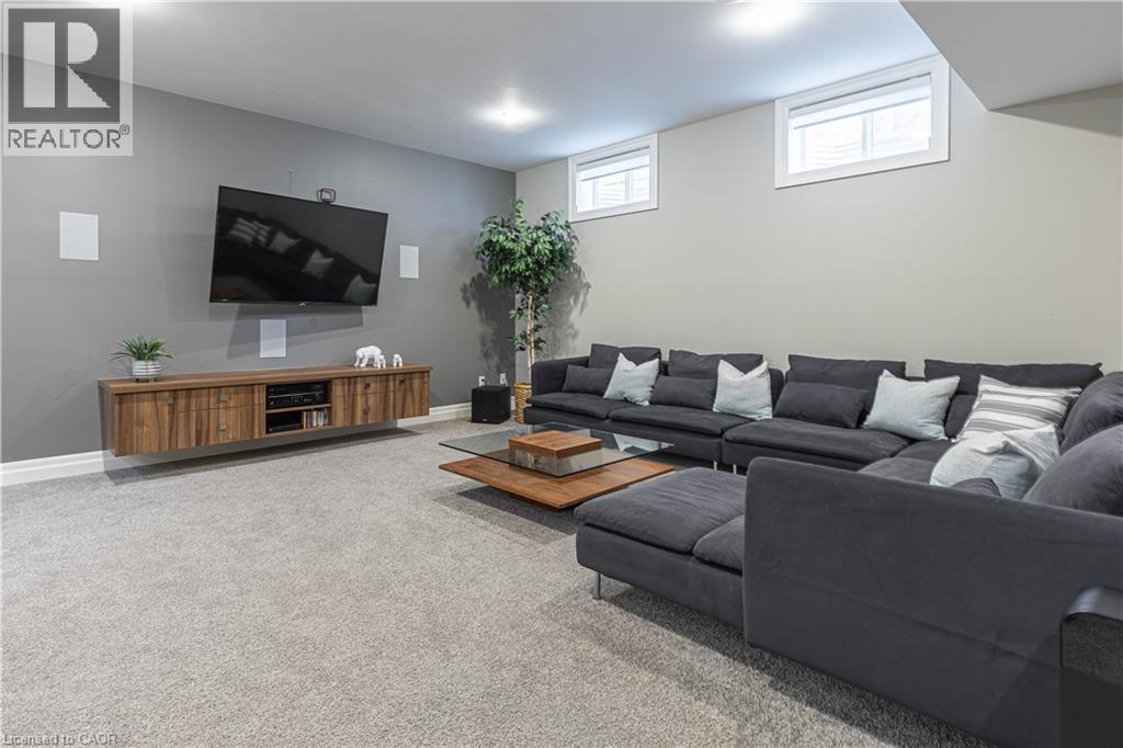 Carpeted living room featuring baseboards - 2719 Torrey Pines Way, London, ON - Indoor