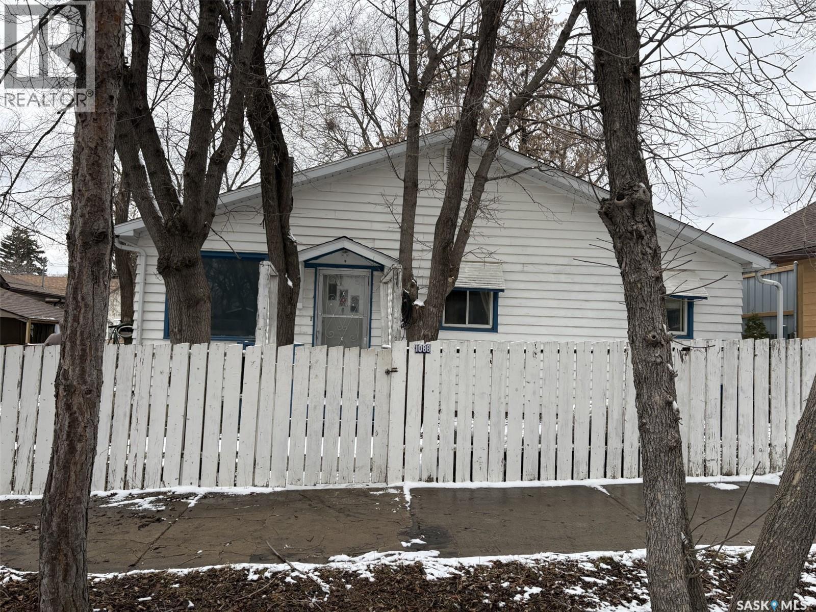 1088 Wolfe Avenue, Moose Jaw, SK - Outdoor
