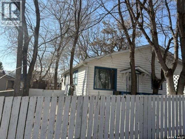 1088 Wolfe Avenue, Moose Jaw, SK - Outdoor