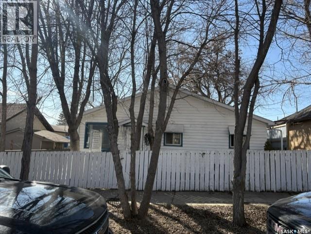 1088 Wolfe Avenue, Moose Jaw, SK - Outdoor