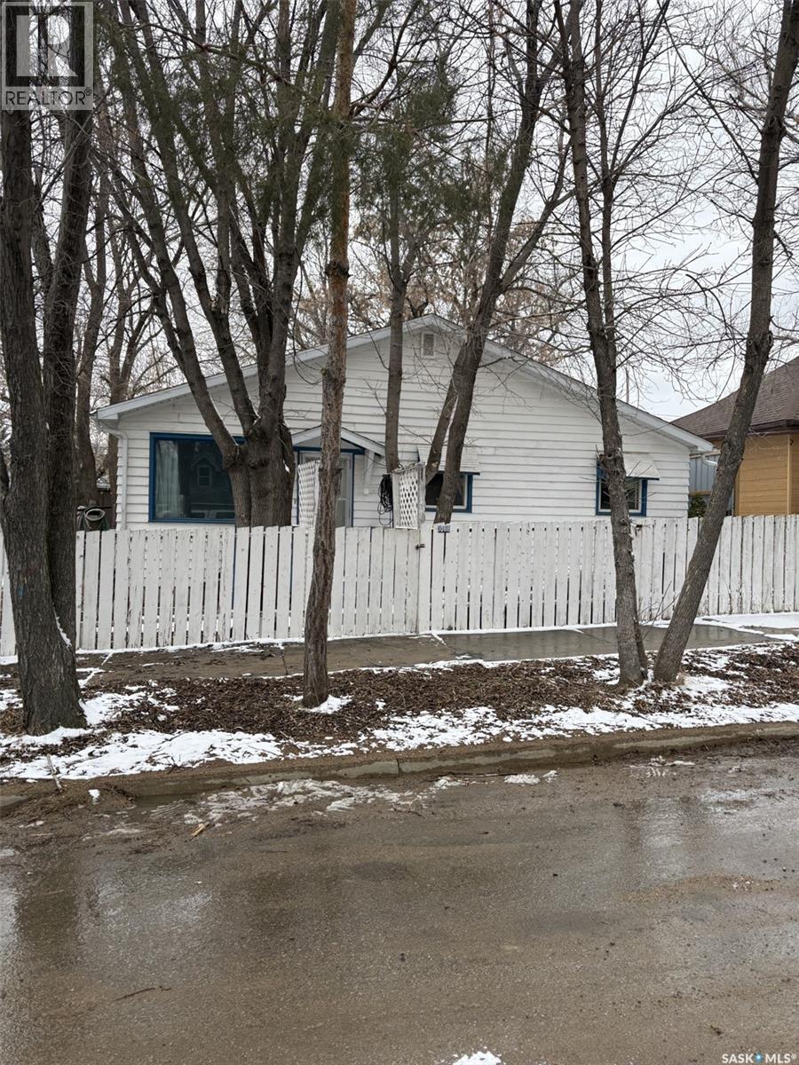 1088 Wolfe Avenue, Moose Jaw, SK - Outdoor