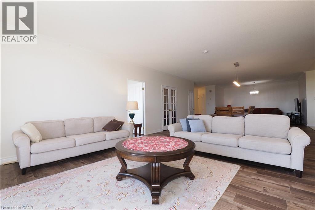 255 Keats Way Unit# 701, Waterloo, ON - Indoor Photo Showing Living Room