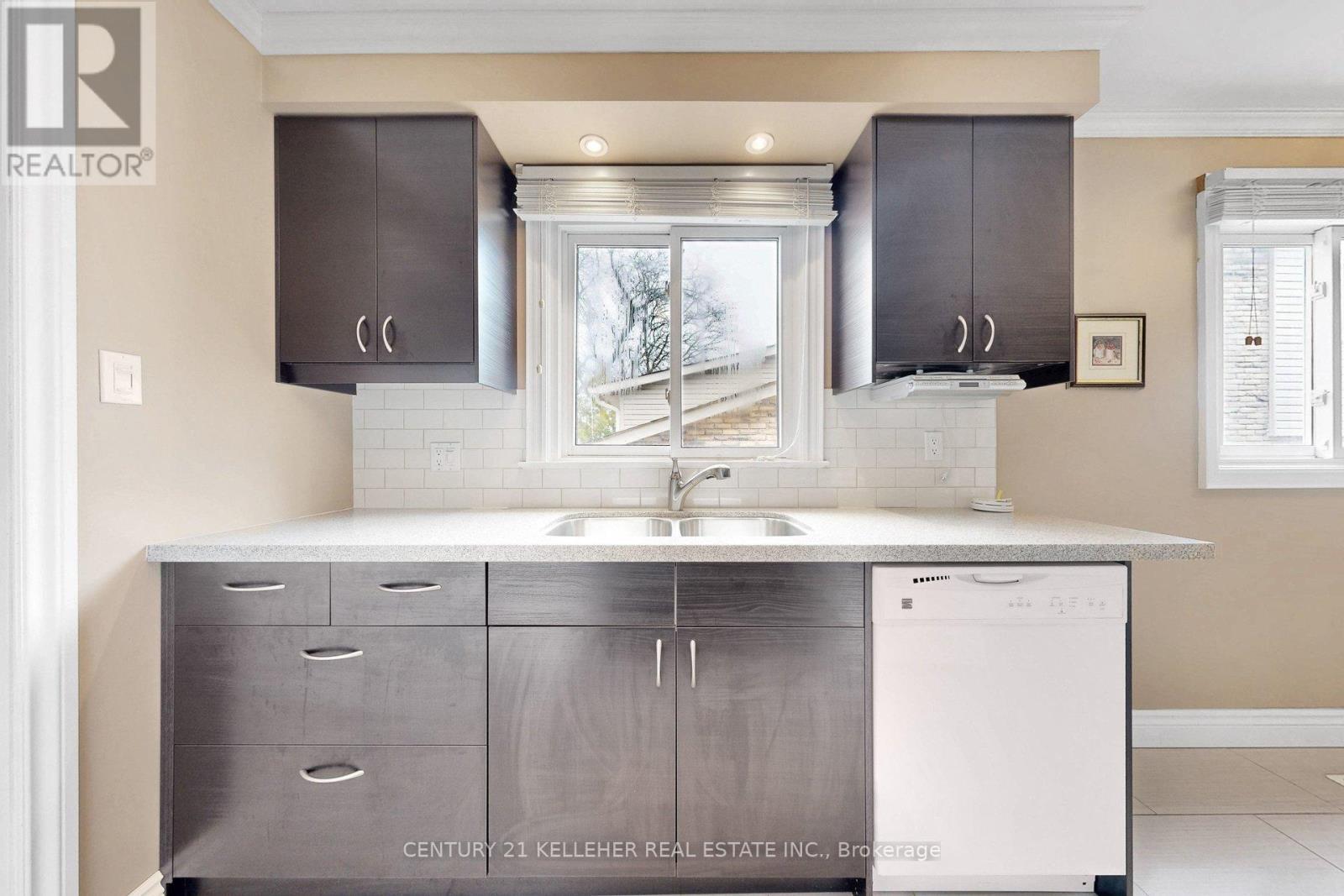 6251 Atherly Crescent, Mississauga, ON - Indoor Photo Showing Kitchen With Double Sink