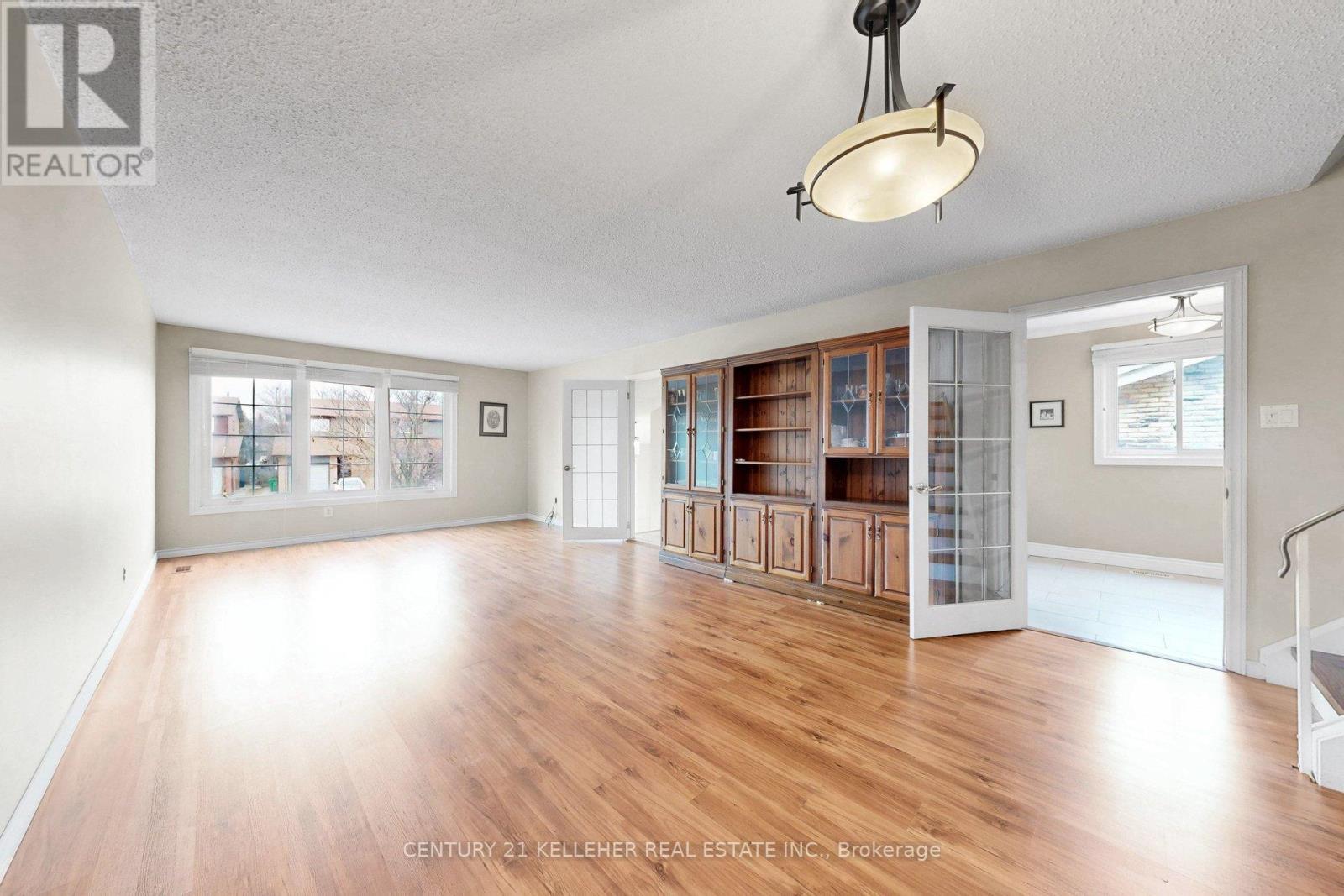6251 Atherly Crescent, Mississauga, ON - Indoor Photo Showing Living Room