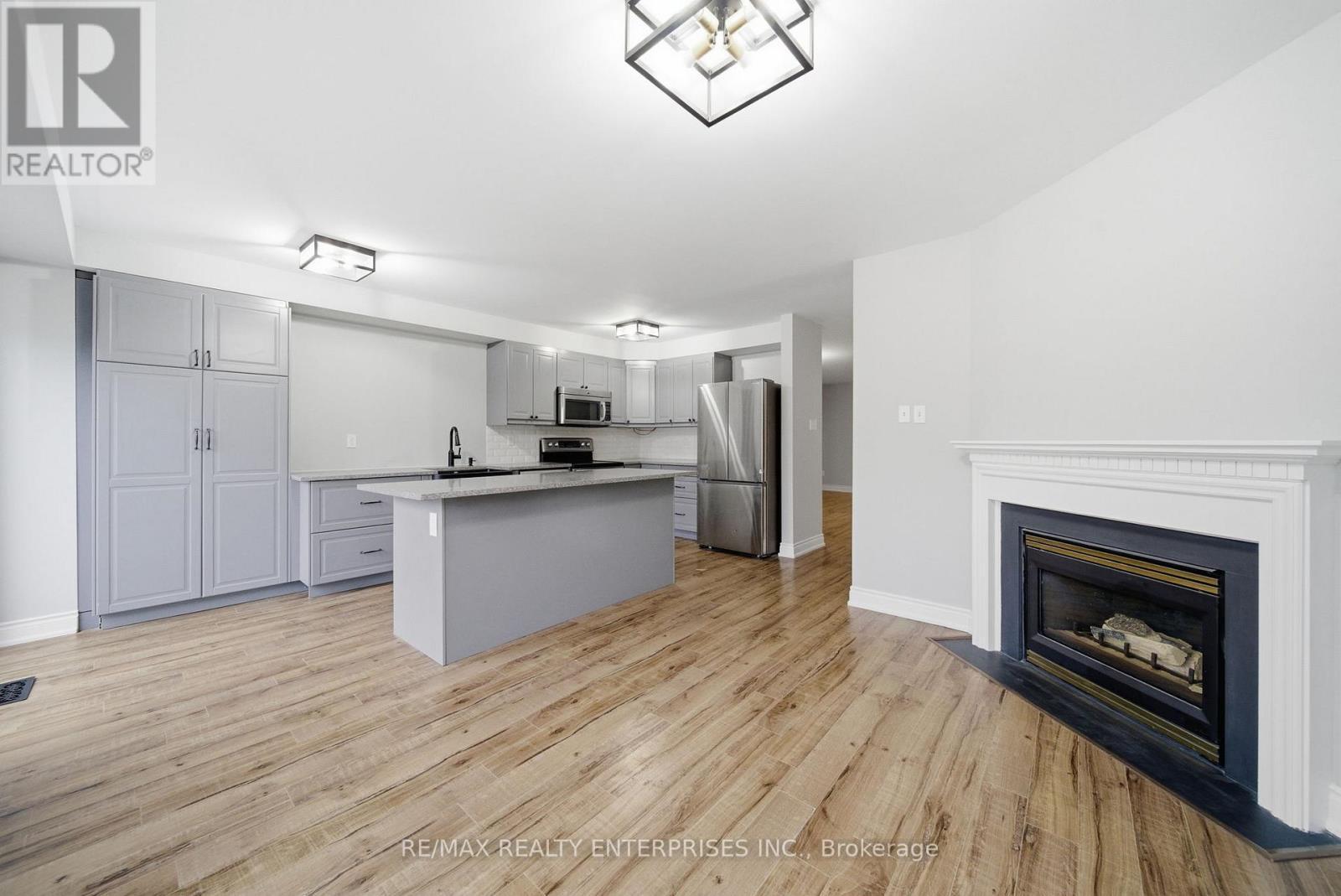 6930 Elliott Parliament Street, Mississauga, ON - Indoor With Fireplace