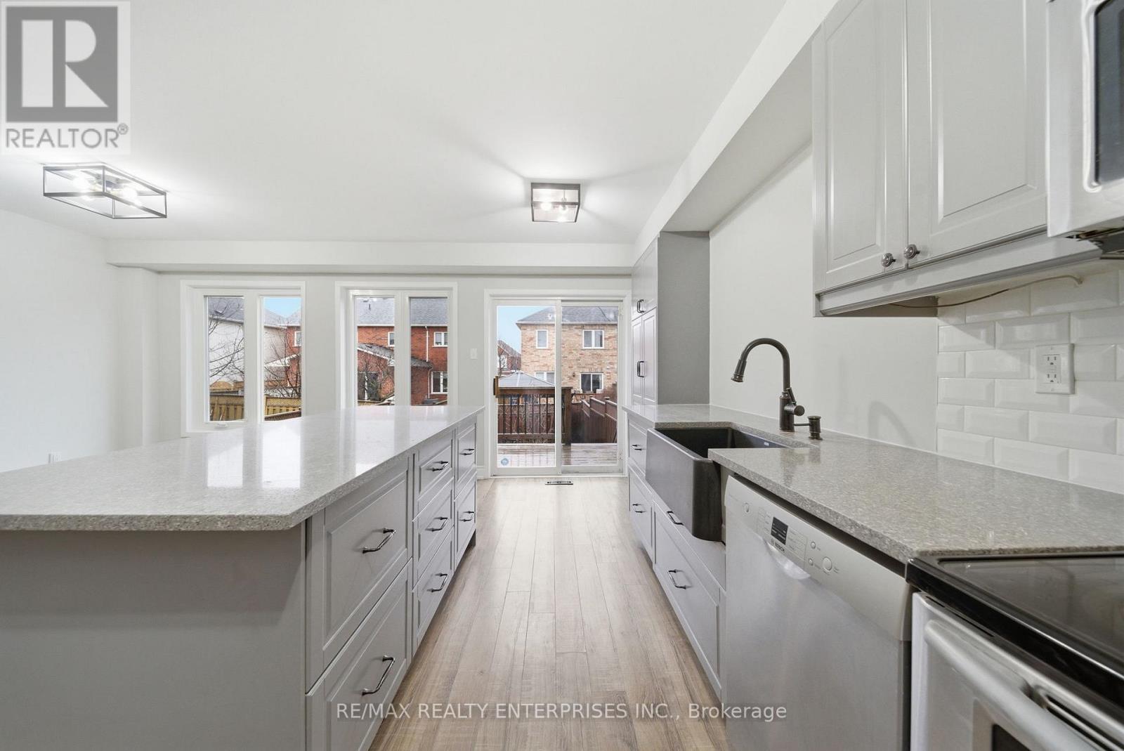 6930 Elliott Parliament Street, Mississauga, ON - Indoor Photo Showing Kitchen With Upgraded Kitchen