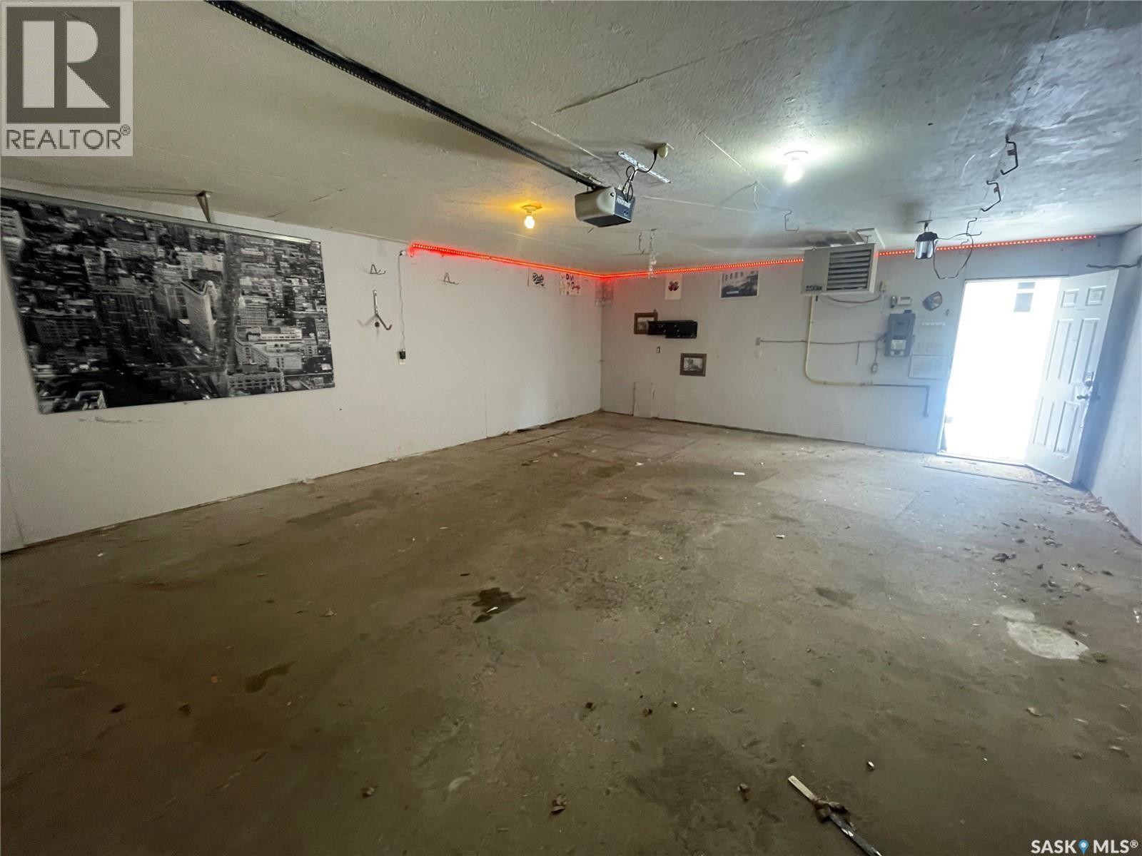 2161 Cameron Street, Regina, SK - Indoor Photo Showing Garage