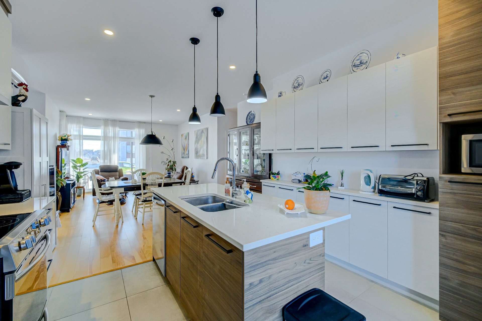 Cuisine - 75 Rue Bella, Saint-Jean-Sur-Richelieu, QC - Indoor Photo Showing Kitchen With Double Sink With Upgraded Kitchen