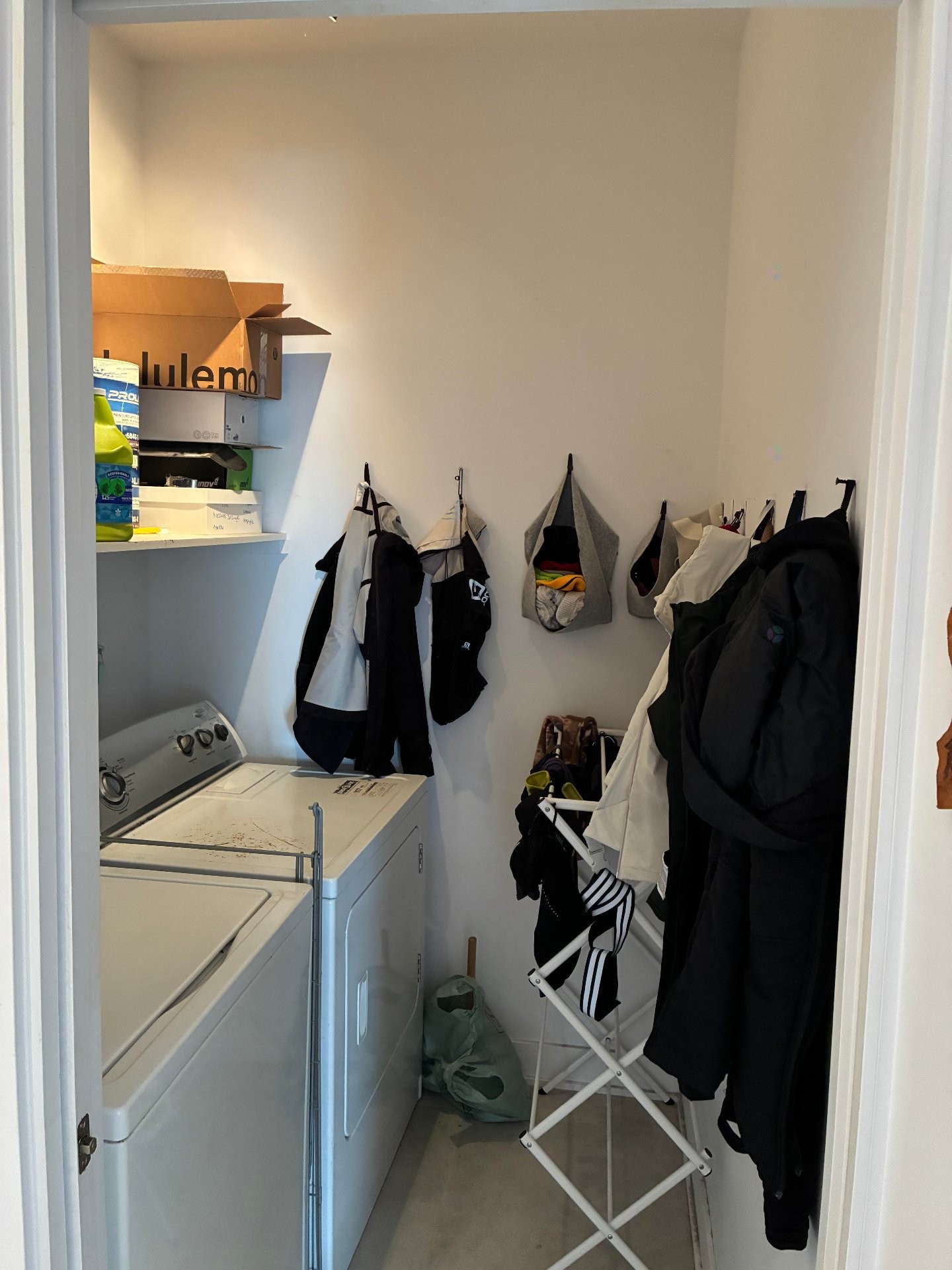Salle de lavage - 75 Rue Bella, Saint-Jean-Sur-Richelieu, QC - Indoor Photo Showing Laundry Room