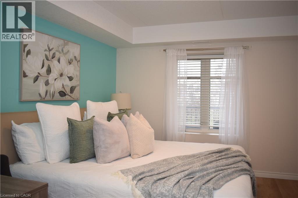 Bedroom featuring wood finished floors and baseboards - 776 Laurelwood Drive Unit# 406, Waterloo, ON - Indoor Photo Showing Bedroom