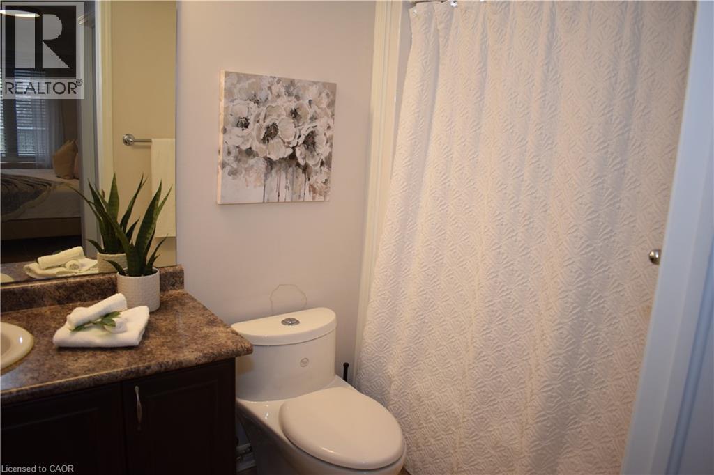 Bathroom featuring ensuite bathroom, vanity, and a shower with curtain - 776 Laurelwood Drive Unit# 406, Waterloo, ON - Indoor Photo Showing Bathroom