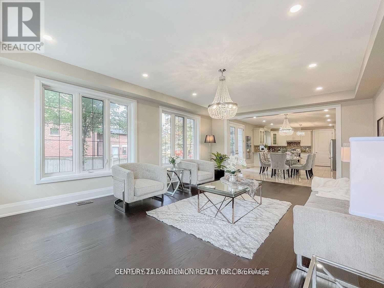 2 Stonebridge Drive, Markham, ON - Indoor Photo Showing Living Room
