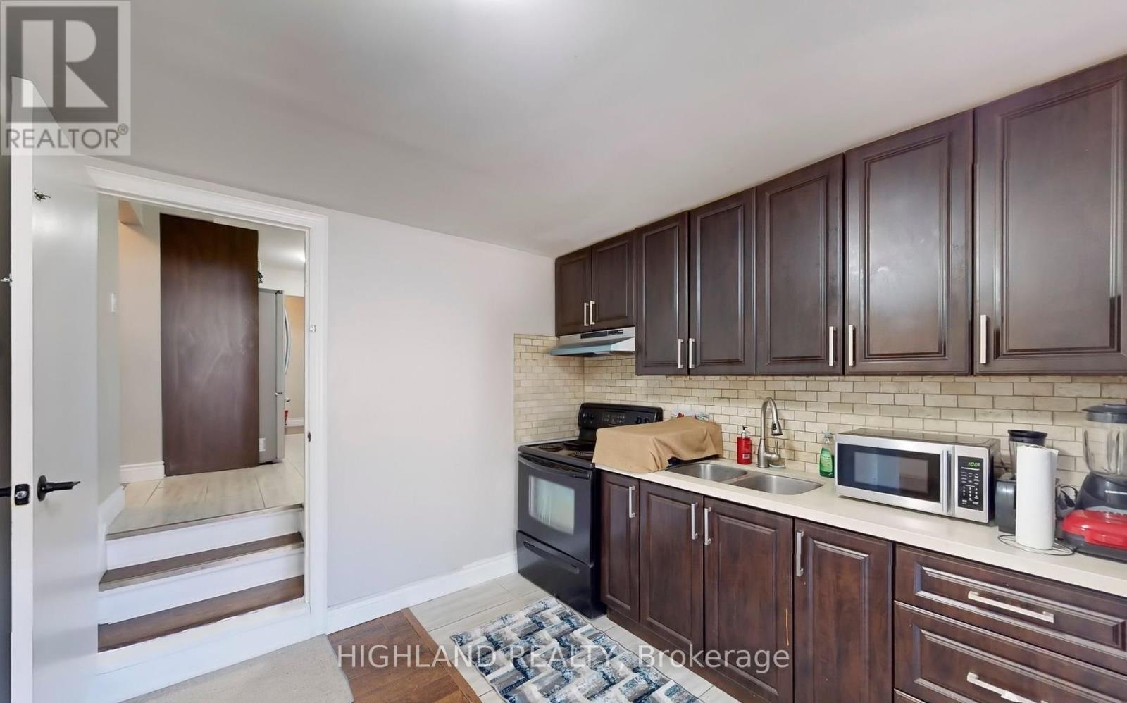 1139 Shadeland Drive, Mississauga, ON - Indoor Photo Showing Kitchen With Double Sink