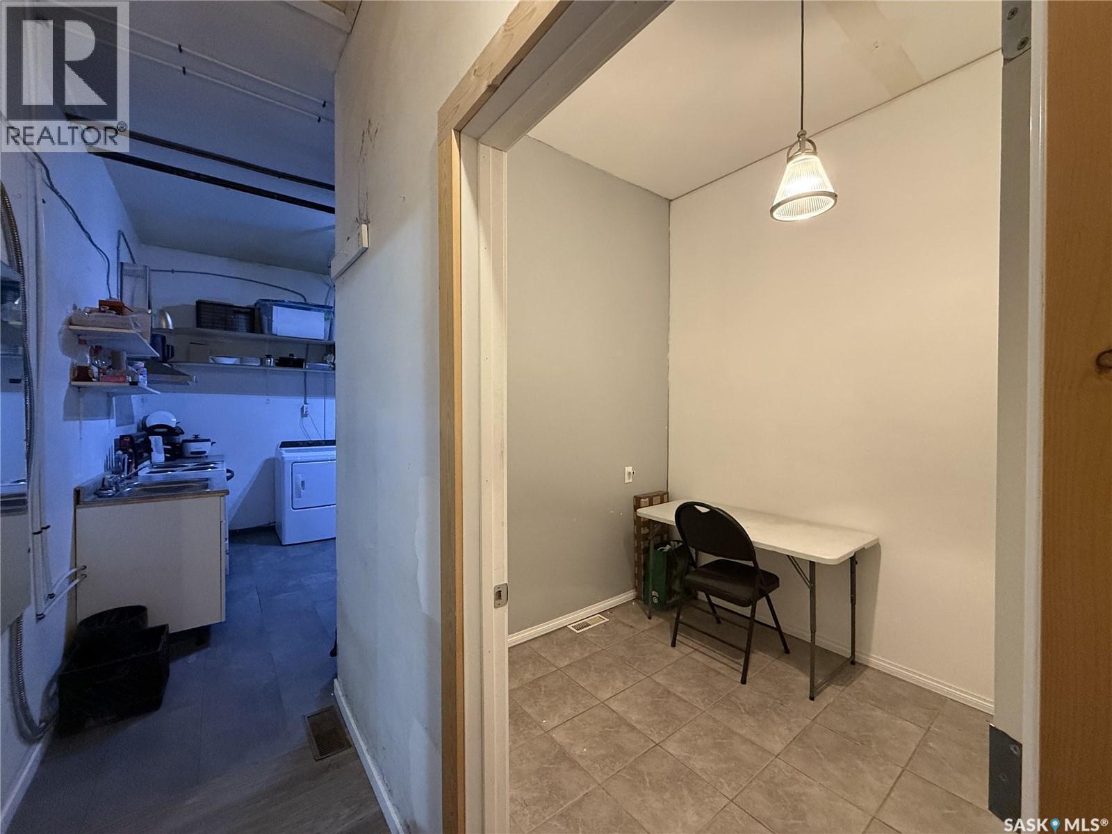 406 - 410 Railway Avenue, Eston, SK