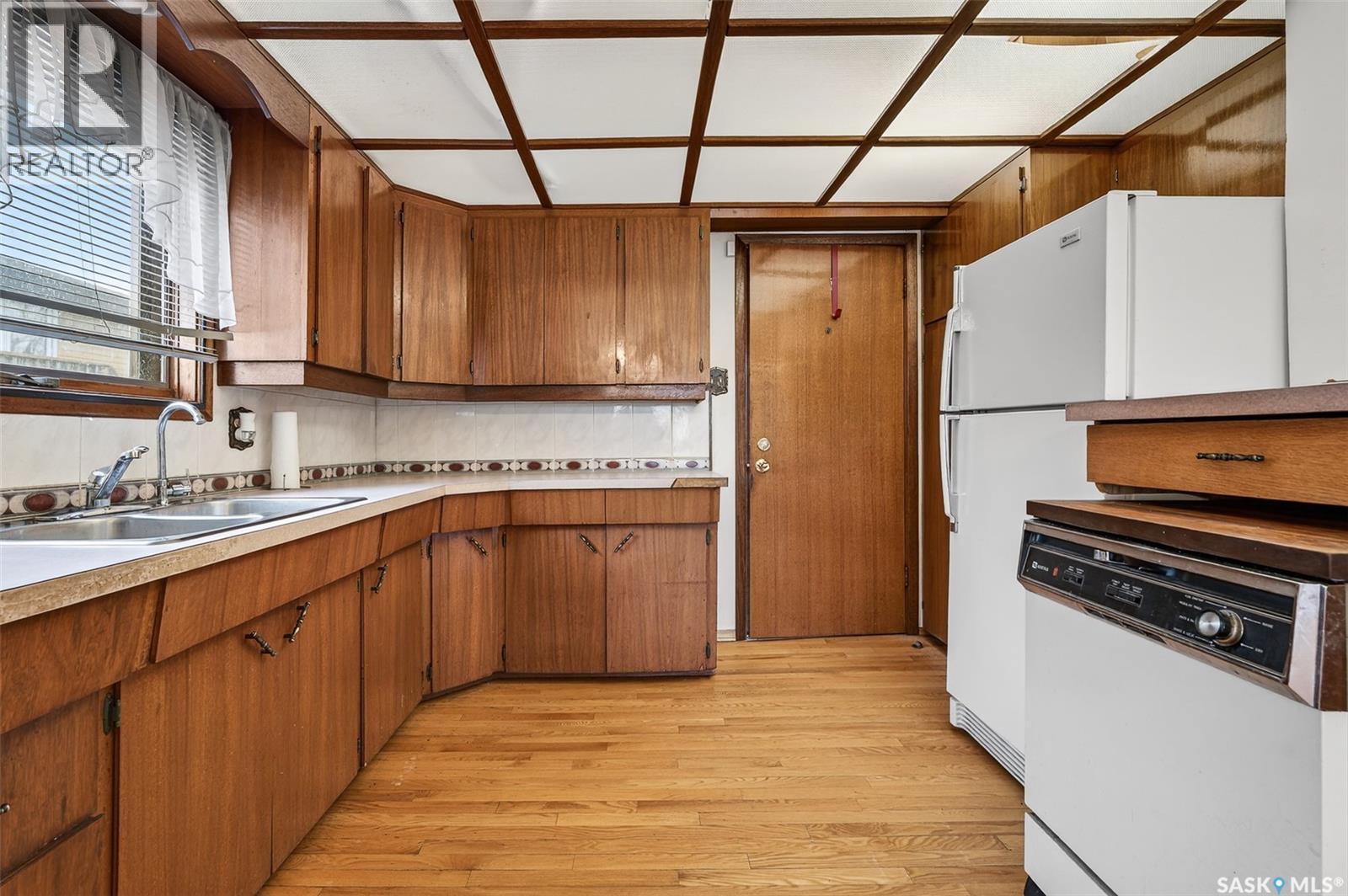 528 Athabasca Street E, Moose Jaw, SK - Indoor Photo Showing Kitchen With Double Sink
