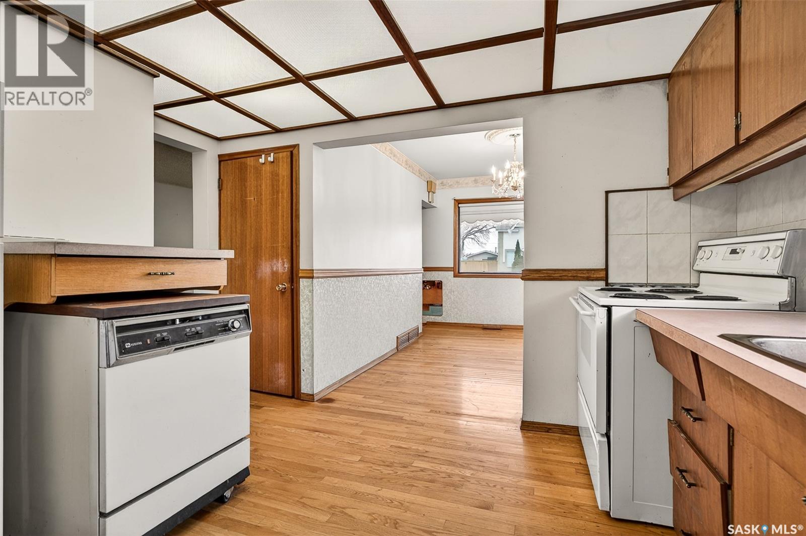 528 Athabasca Street E, Moose Jaw, SK - Indoor Photo Showing Kitchen