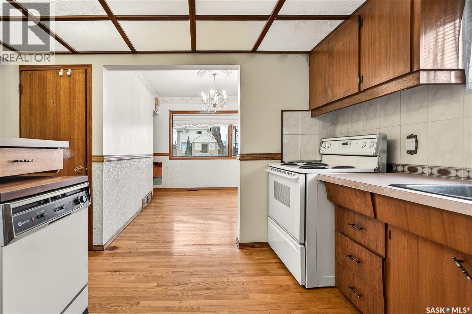 528 Athabasca Street E, Moose Jaw, SK - Indoor Photo Showing Kitchen