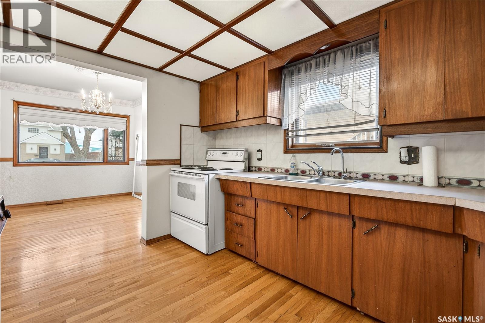 528 Athabasca Street E, Moose Jaw, SK - Indoor Photo Showing Kitchen With Double Sink