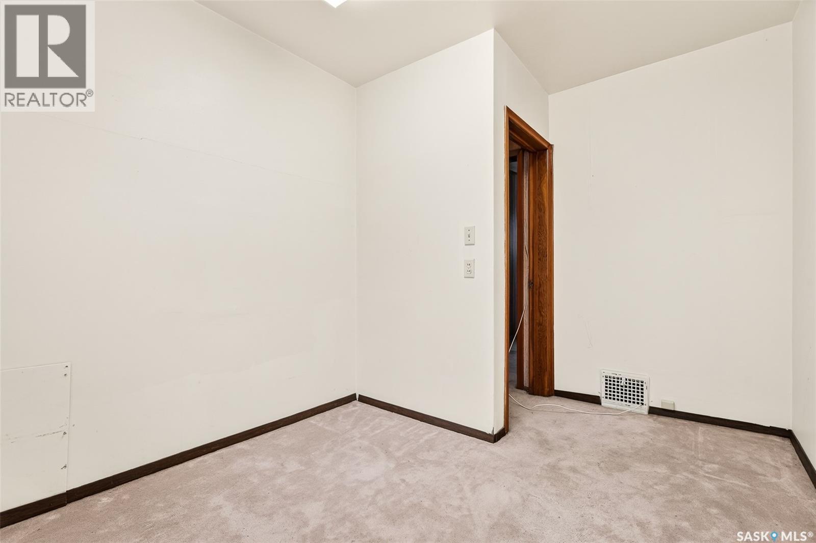 528 Athabasca Street E, Moose Jaw, SK - Indoor Photo Showing Other Room