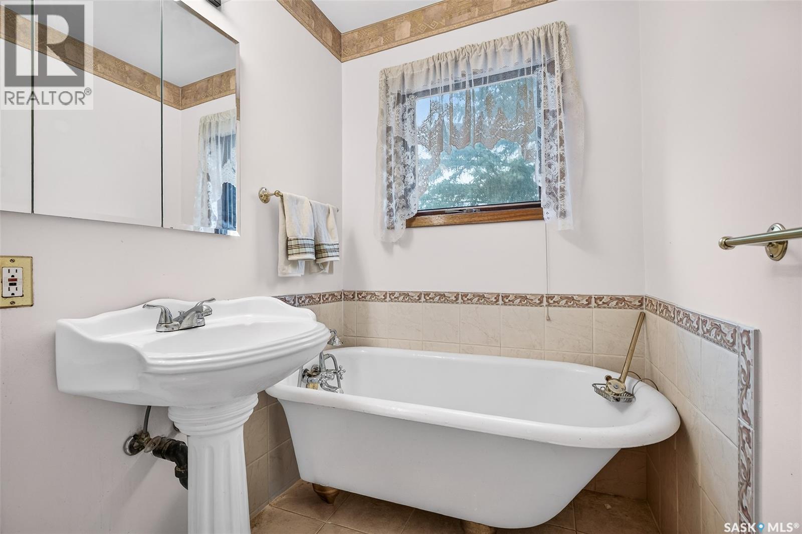528 Athabasca Street E, Moose Jaw, SK - Indoor Photo Showing Bathroom