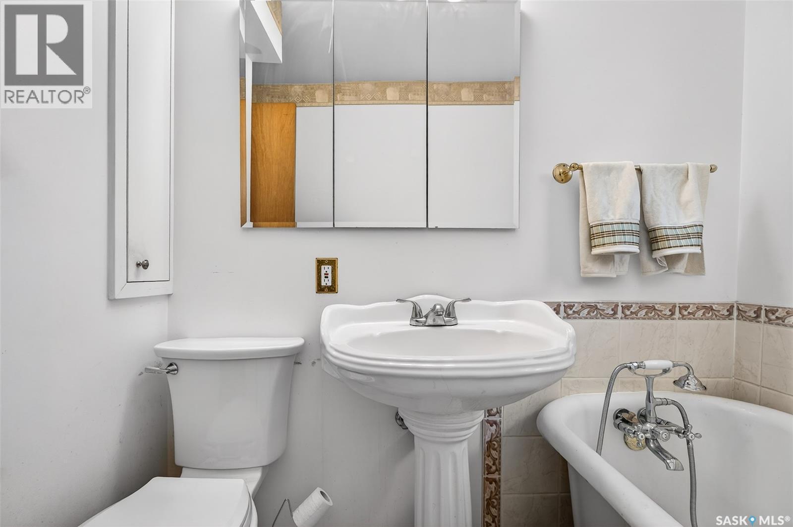 528 Athabasca Street E, Moose Jaw, SK - Indoor Photo Showing Bathroom